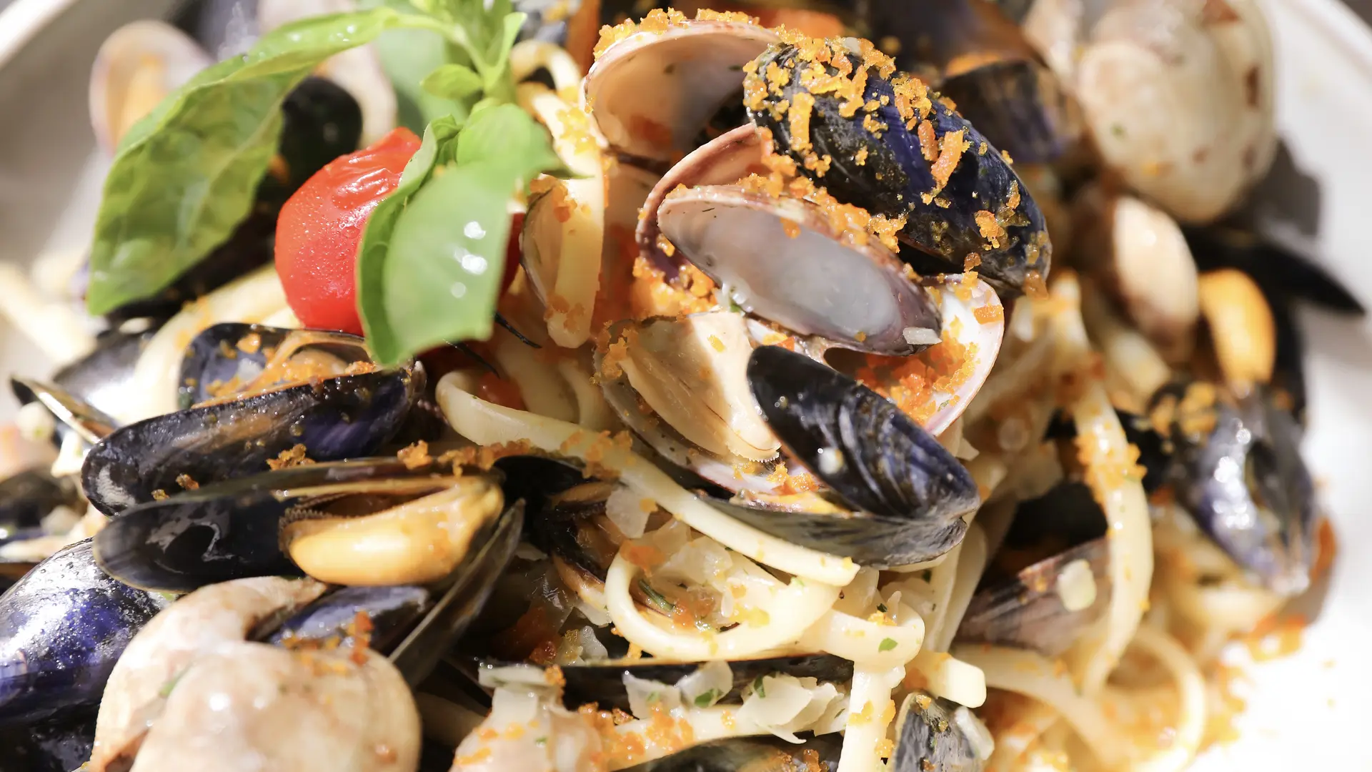 Pâtes aux fruits de mer, cocquillage, restaurant au bord de mer, plage baia bella