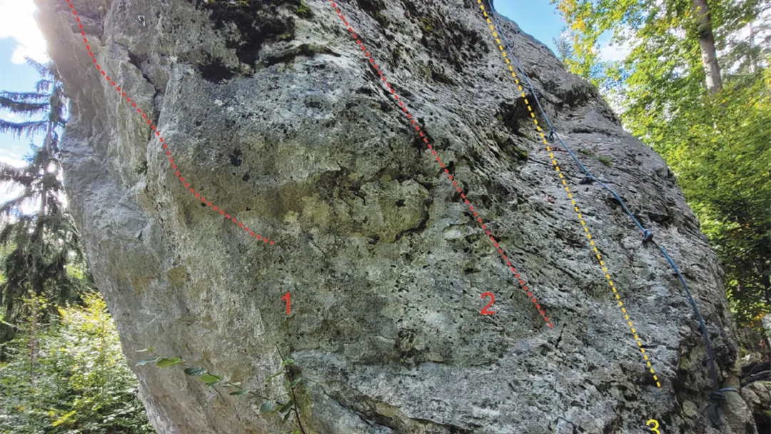 Bloc de Sancellemoz (face Est)  1/ Dré dehors 6b+ 2/ Une petite mousse pour la route 5a 3/ Accès 3 (ou corde fixe) 1 et 2 équipées avec spits et relais / 3 cordes fixes sur relais