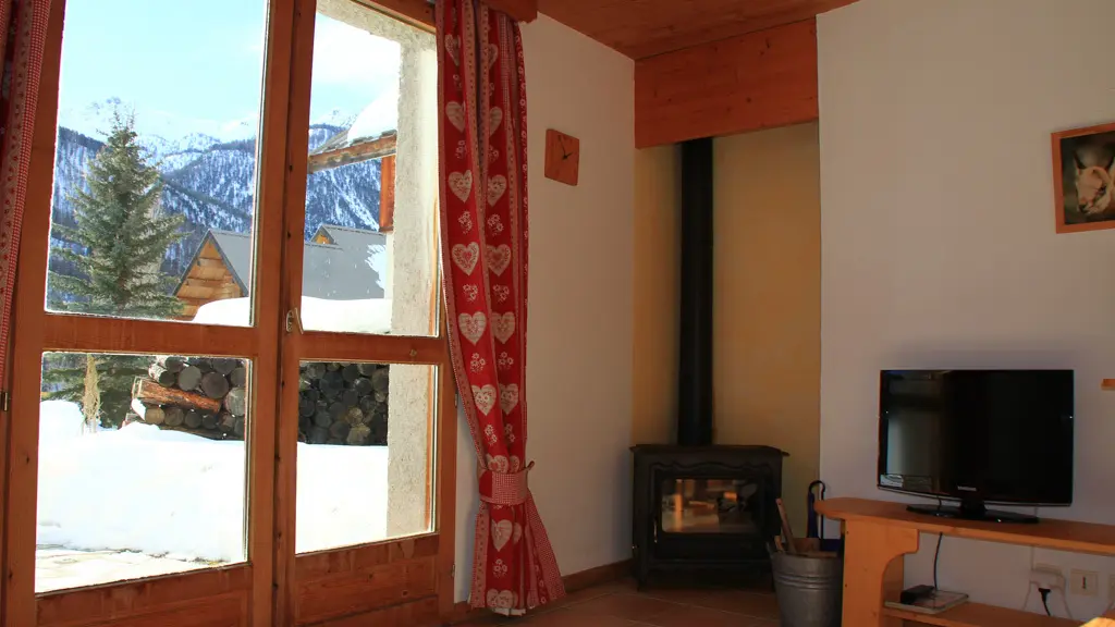 Un poele à bois apporte un joli confort à ce salon