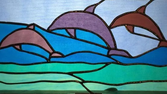 Vitrail représentant 3 dauphins