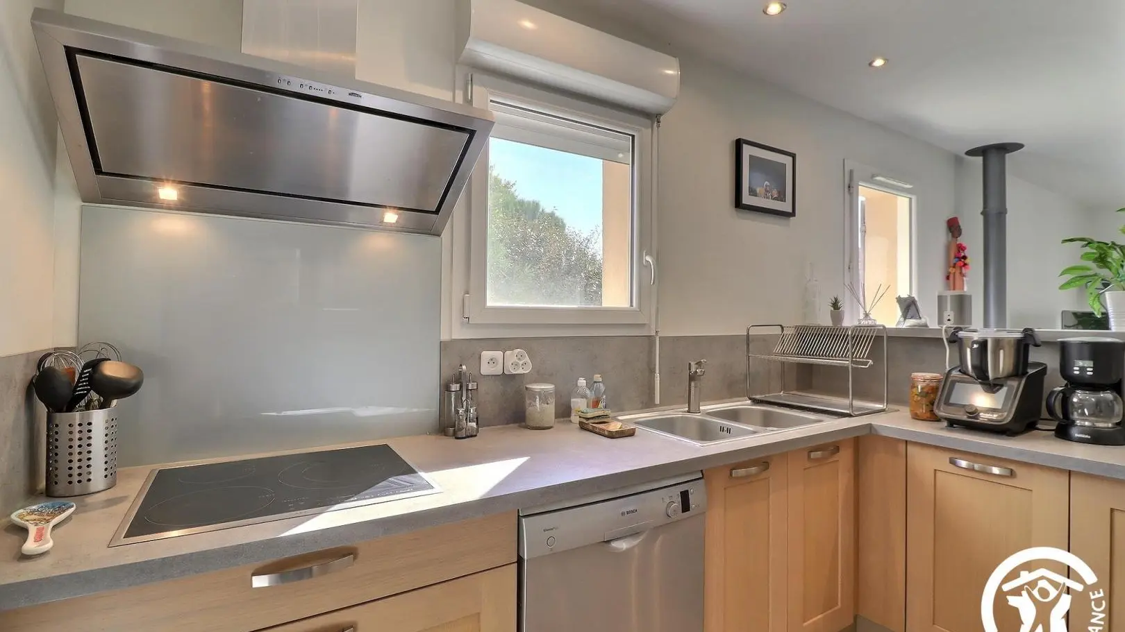 cuisine aménagée: lave-vaisselle, plaque induction et hotte