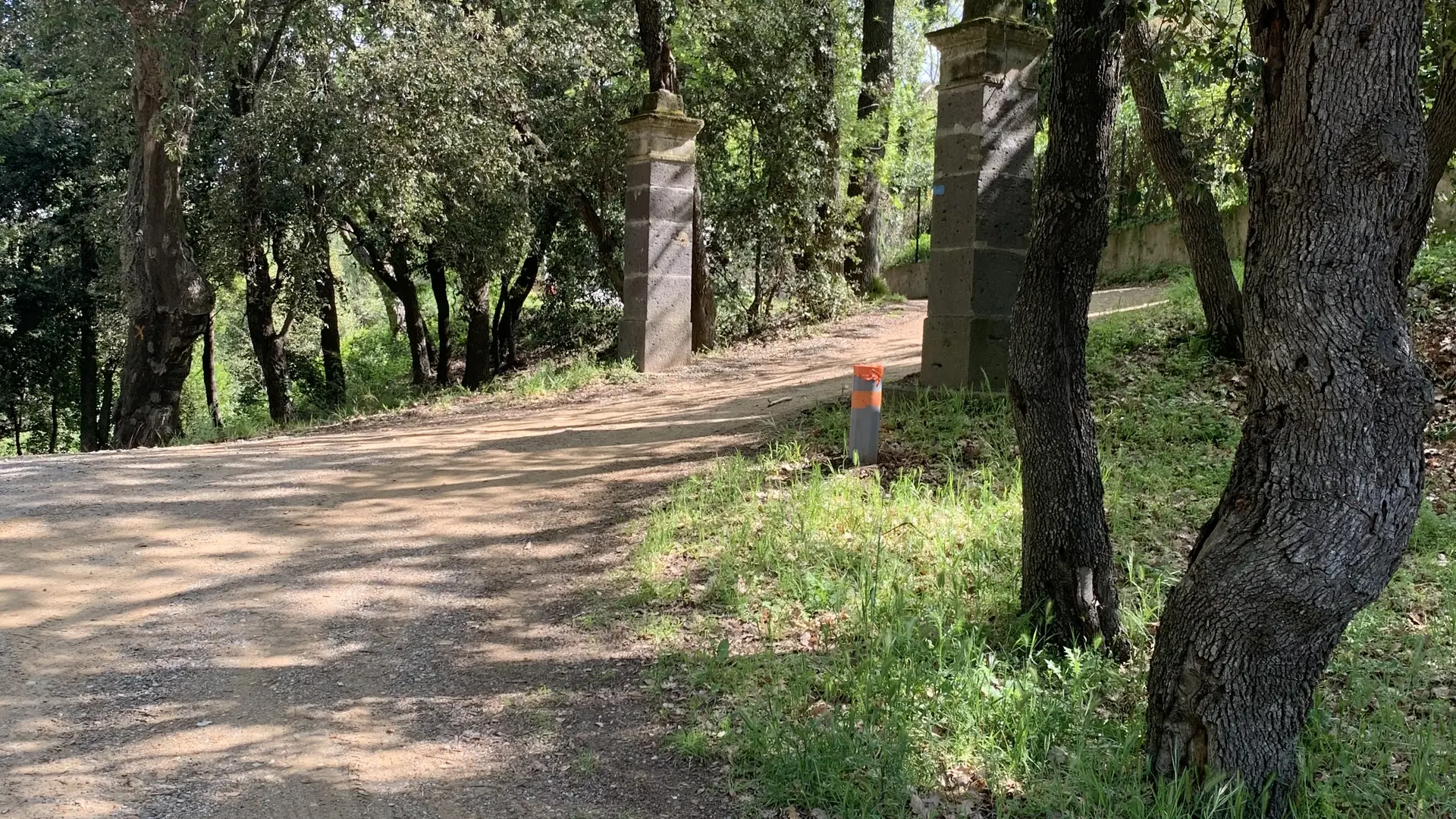 Places de stationnement derrière le cimetière