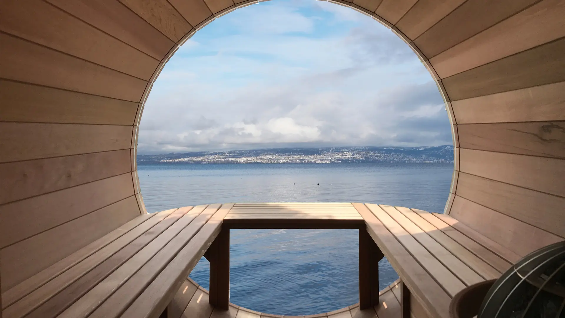 Vue sur le lac depuis l'intérieur du sauna