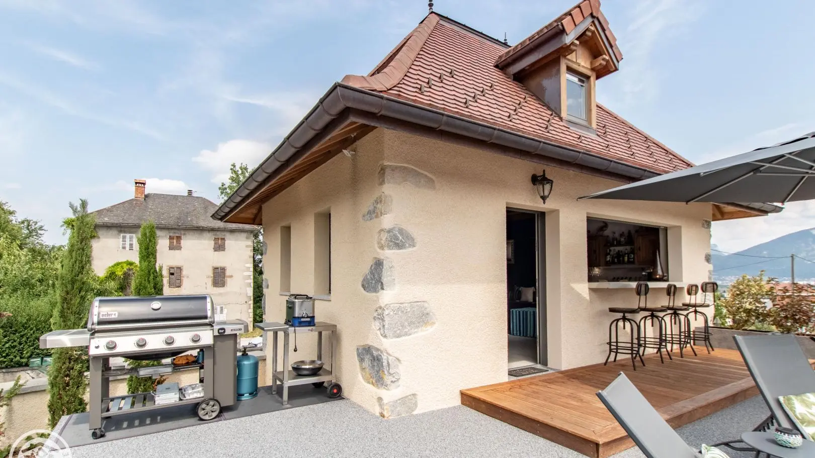 Espace détente extérieur avec espace bar, SPA de nage, solarium...