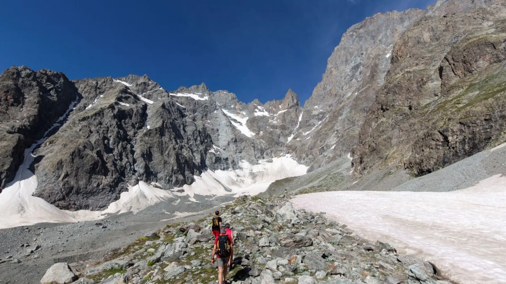 Randonneurs sur le sentier du Glacier Noir