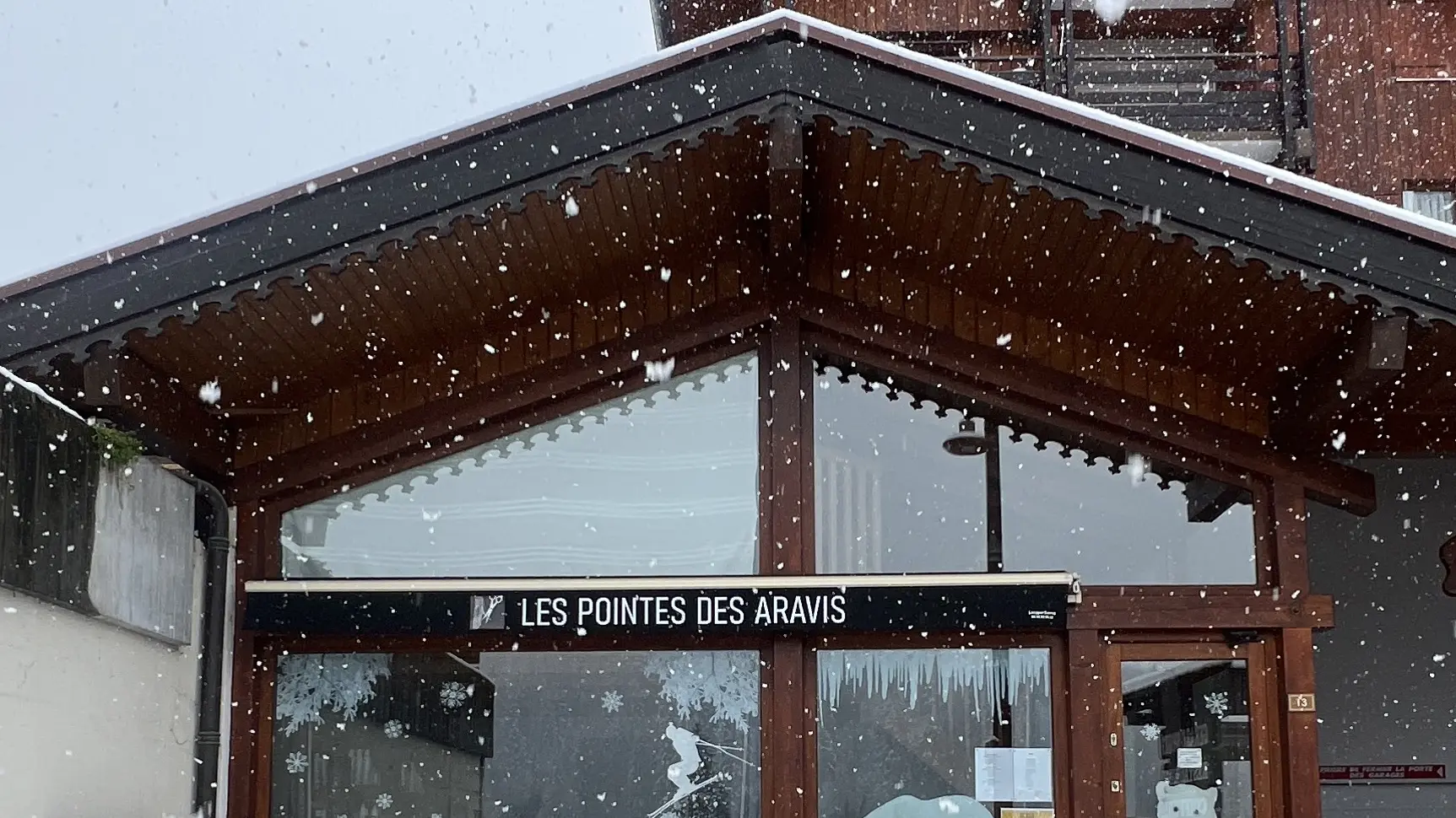 photo de la devanture du salon de coiffure