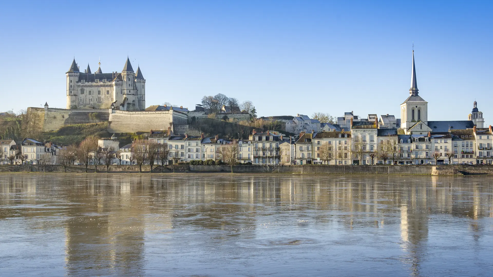 Vue sur le château surplombant la Loire