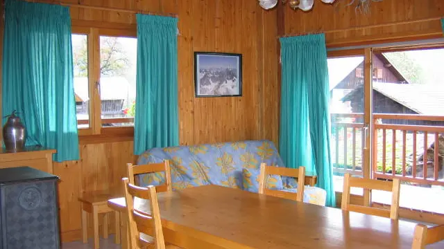 Vu de la salle à manger sur le salon qui est derrière