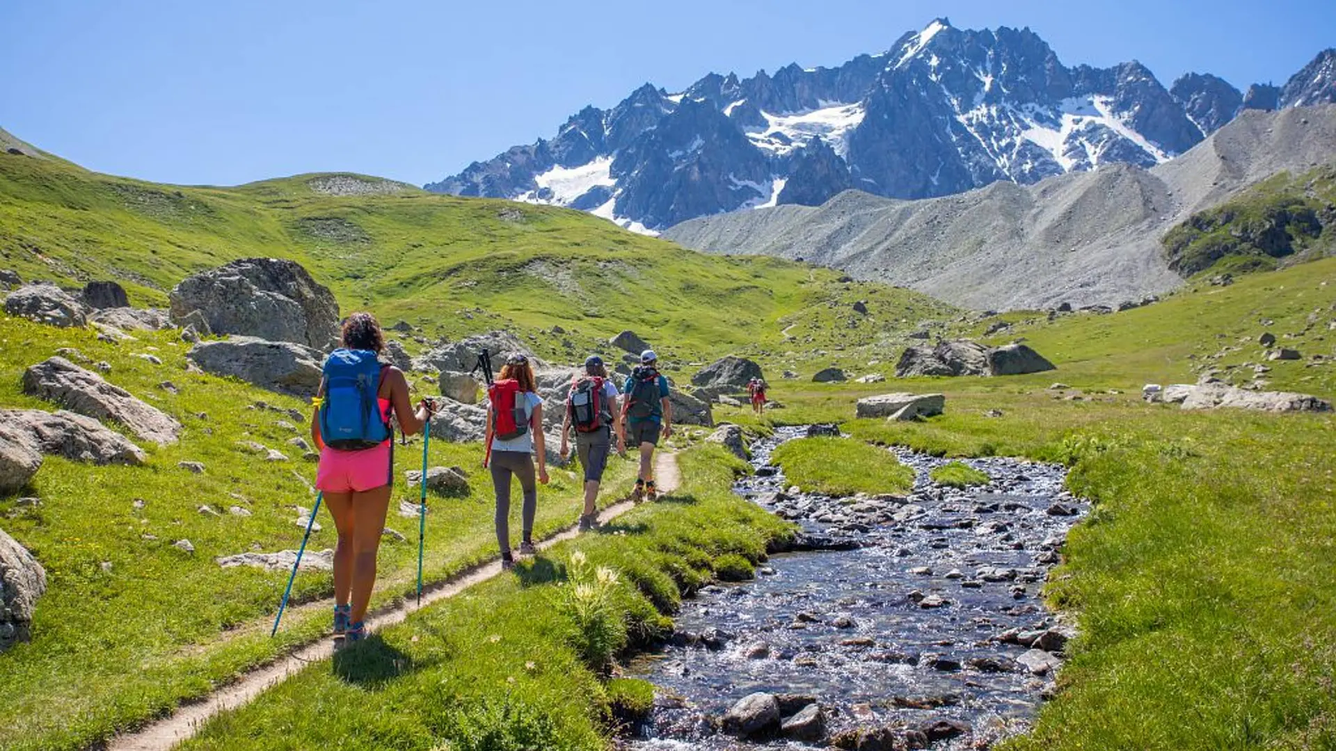 Randonneurs en direction de la montagne des Agneaux