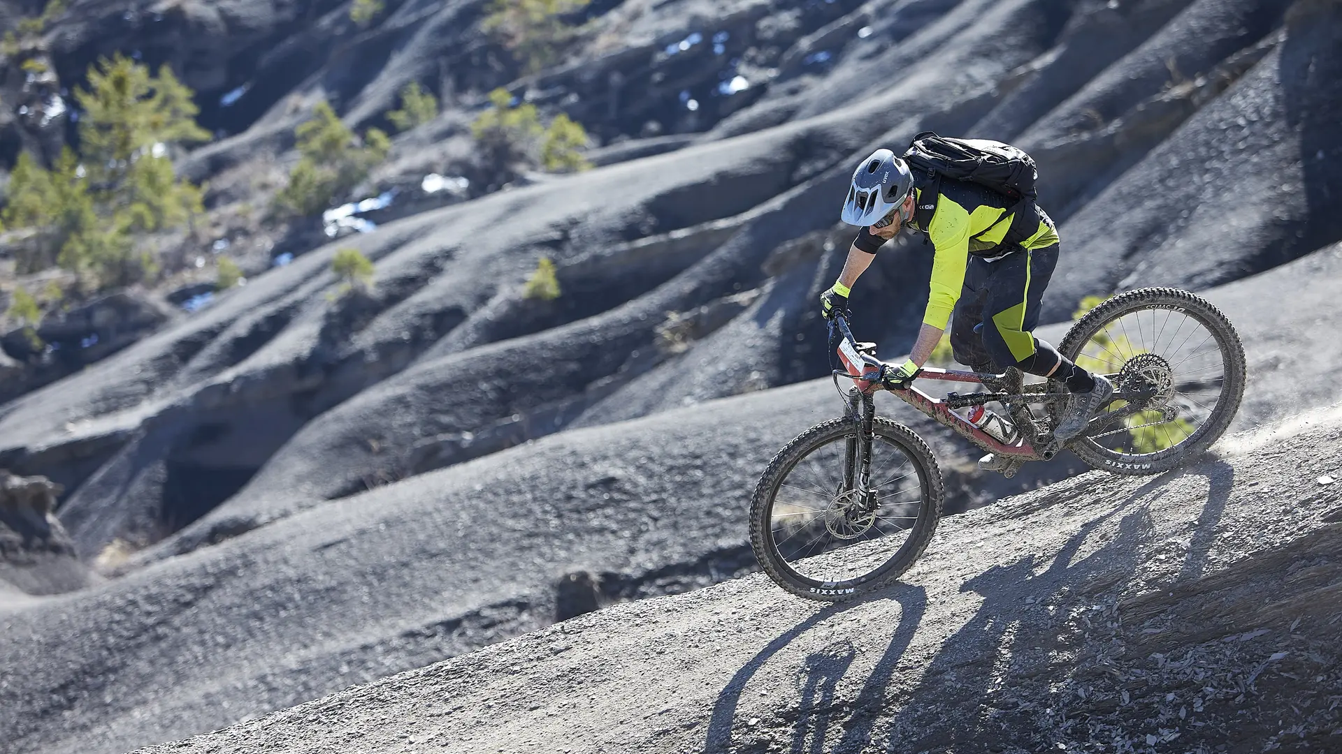 Sentier balisé dans les Terres Noires