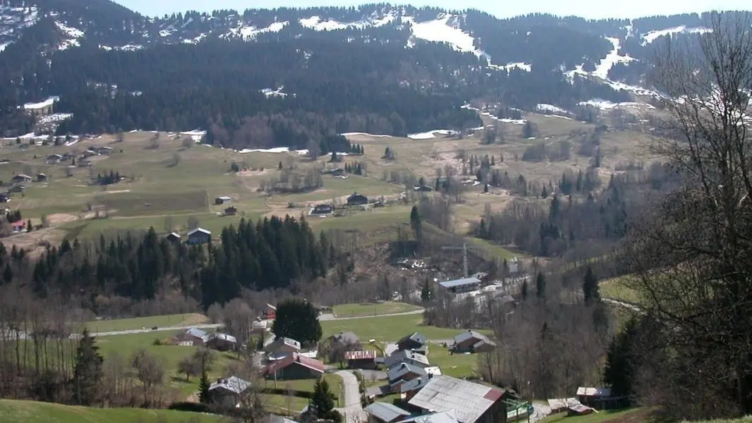 le village du jorrax pris en photo depuis le champs en haut de la ferme
