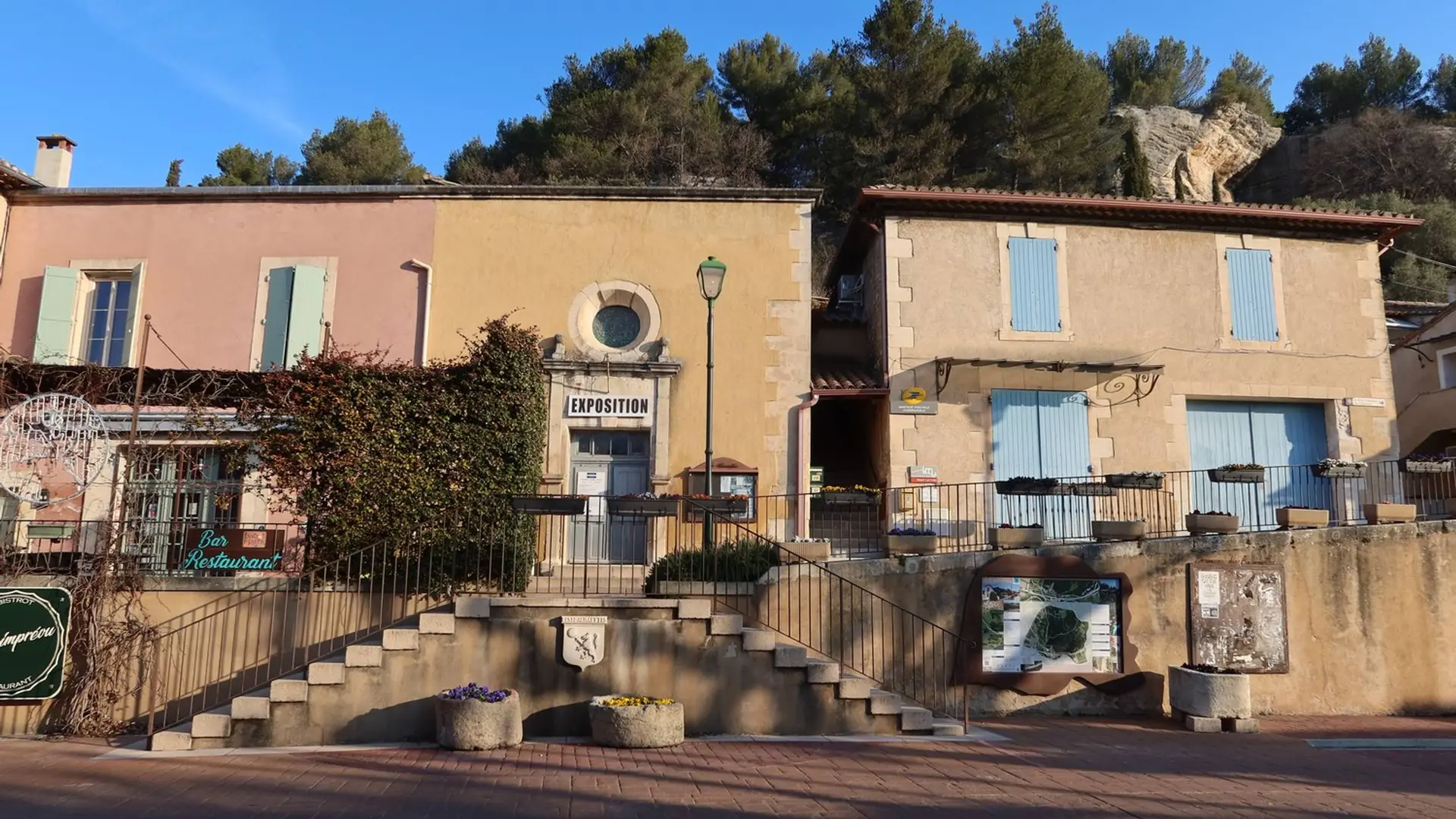 Les Beaumettes, place de la Mairie