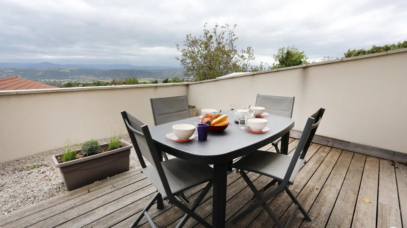 Terrasse avec vue panoramique sur la Vallée du Rhône et les Mont d'Ardèche