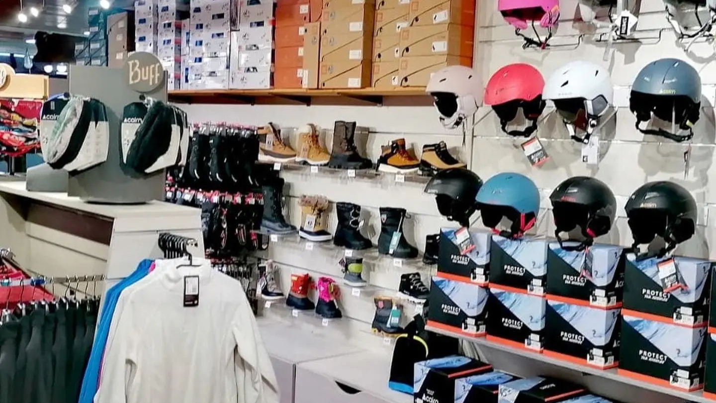 L'intérieur du magasin avec quelques vêtements