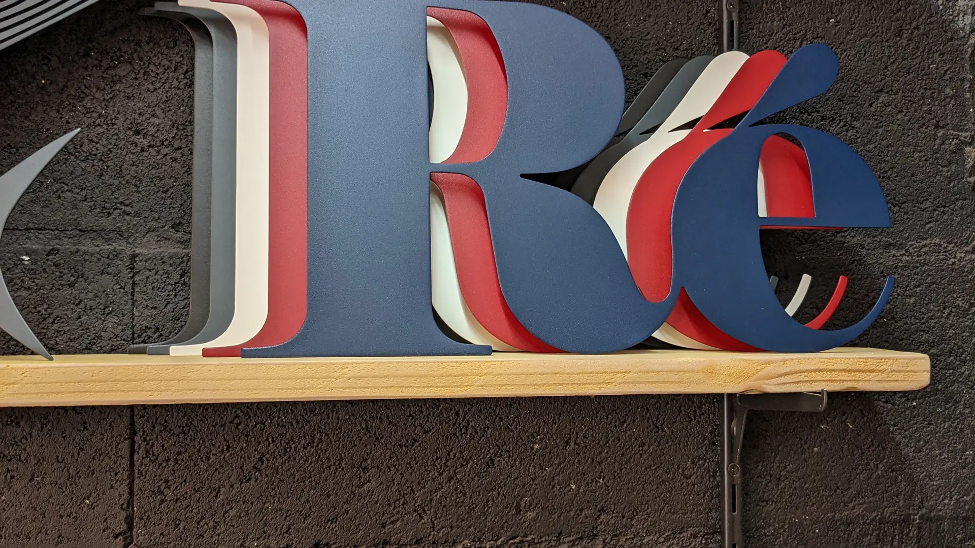 2 étagères avec des créations en métal : Ré et la forme de l'île de ré