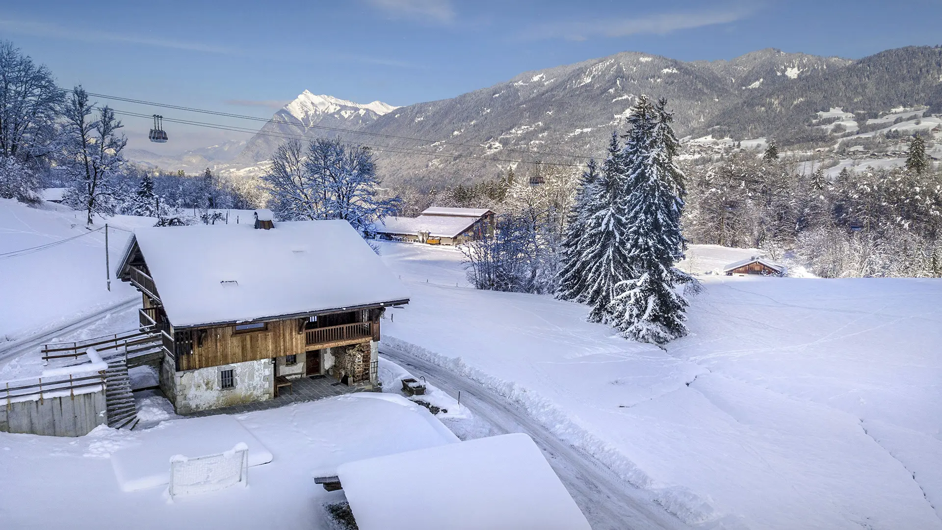 Chalet sous la neige