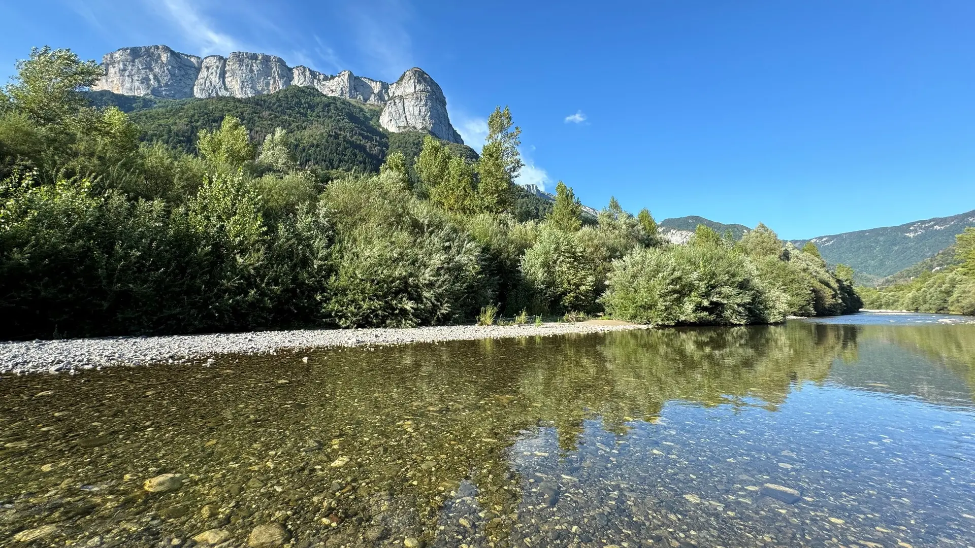 Bords de rivière du Fier, plage naturelles et baignade rafraichissante rive gauche de la plaine du fier