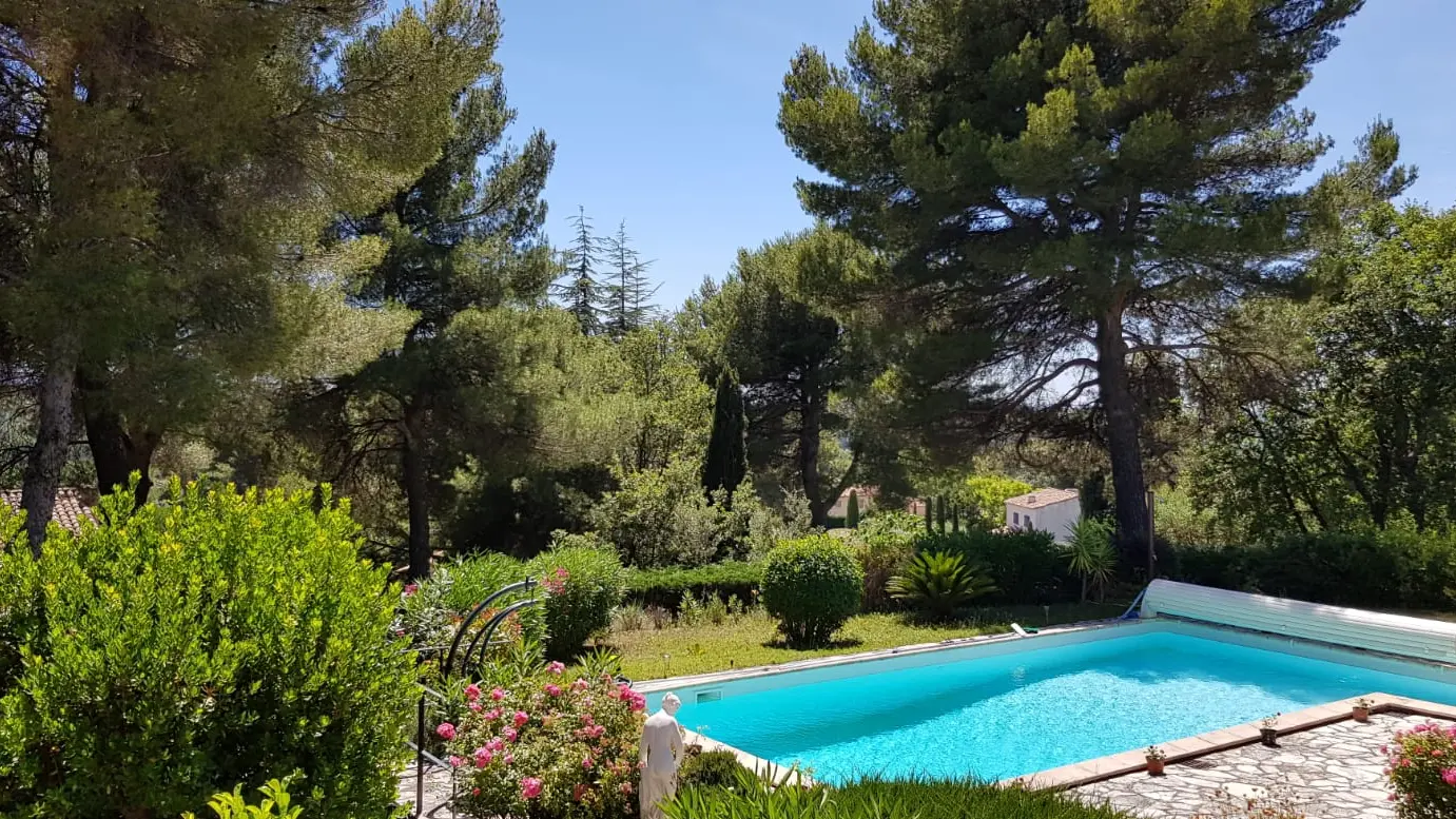 vue sur la piscine du 1er étage