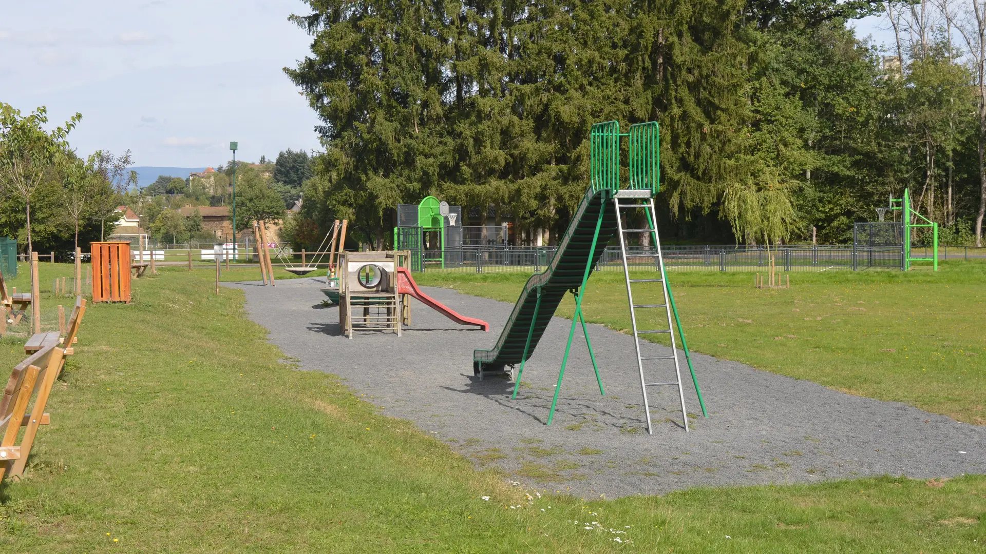 A proximité du plan d'eau, une aire de plusieurs jeux est proposé à vos enfants en toute sécurité !