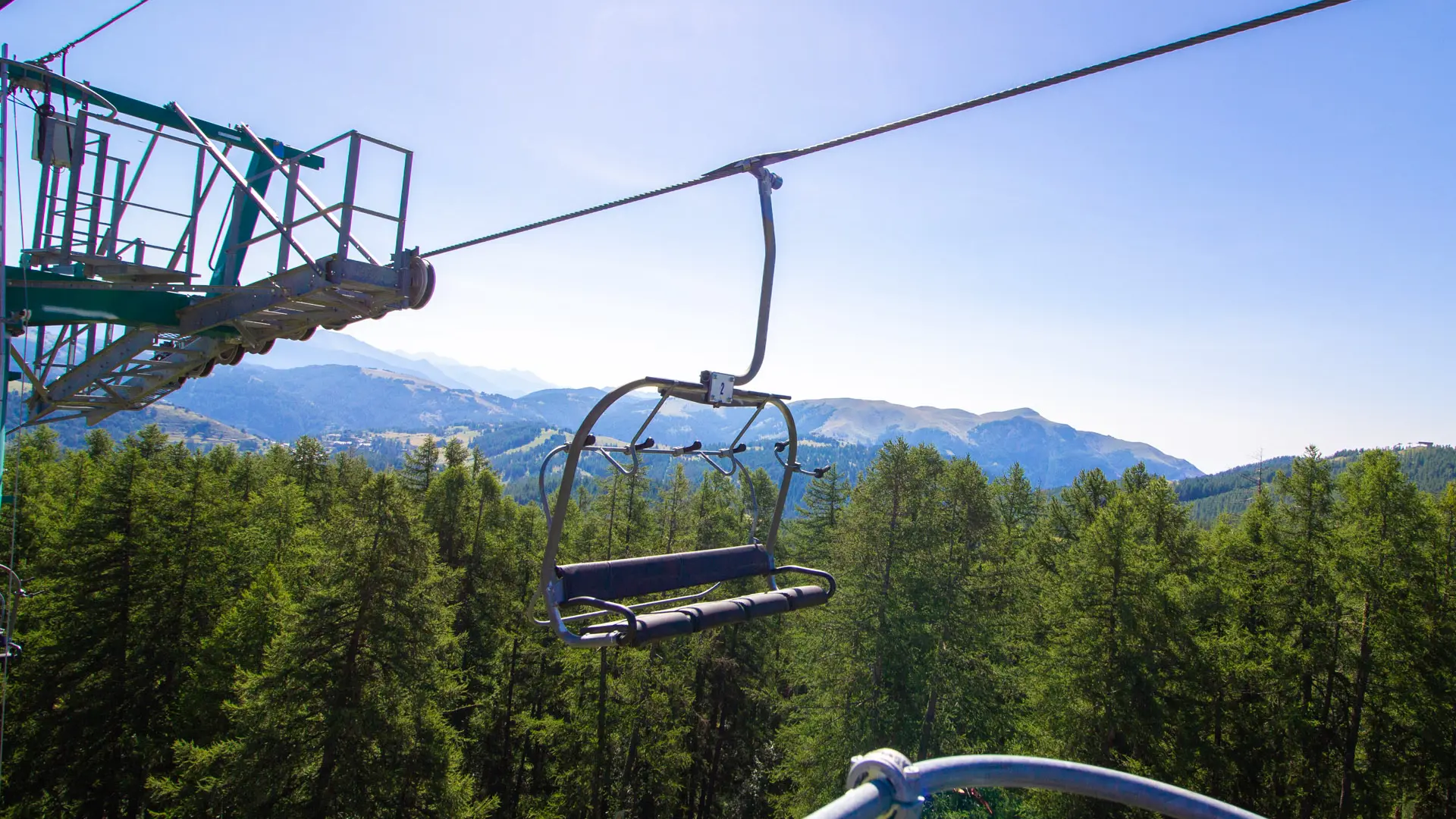 vue sur la montagne depuis le télésiège en été