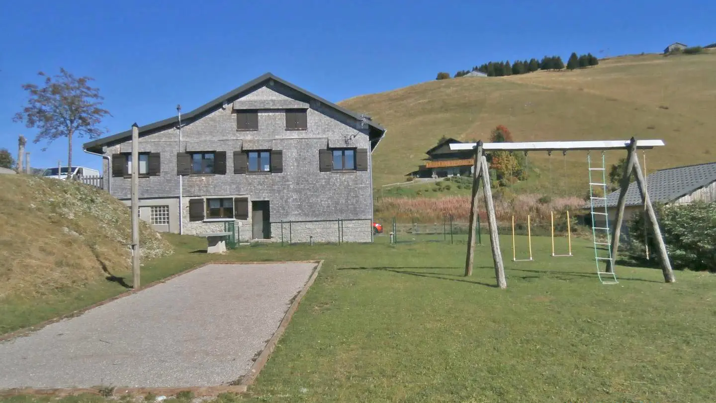 Terrain de jeux à l'arrière du chalet