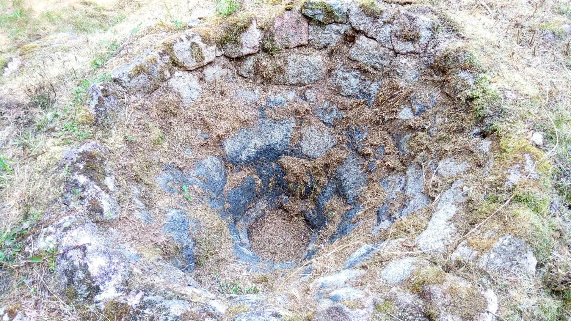 Au départ de Merle, la randonnée du four à poix du Sapey : le foyer du four vu de dessus