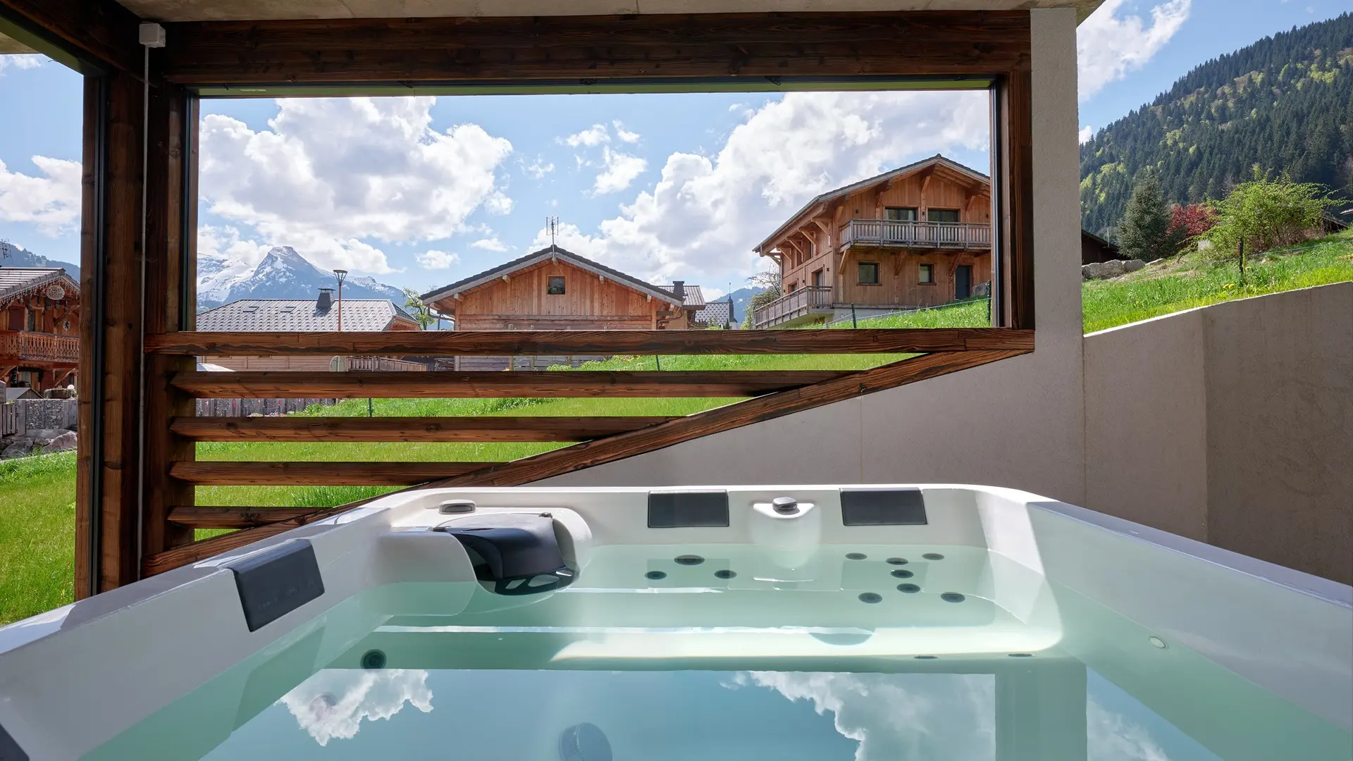 jacuzzi extérieur couvert