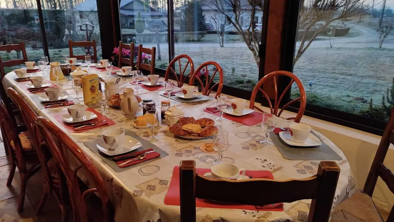petit déjeuner proposé dans la véranda avec vue sur le jardin.