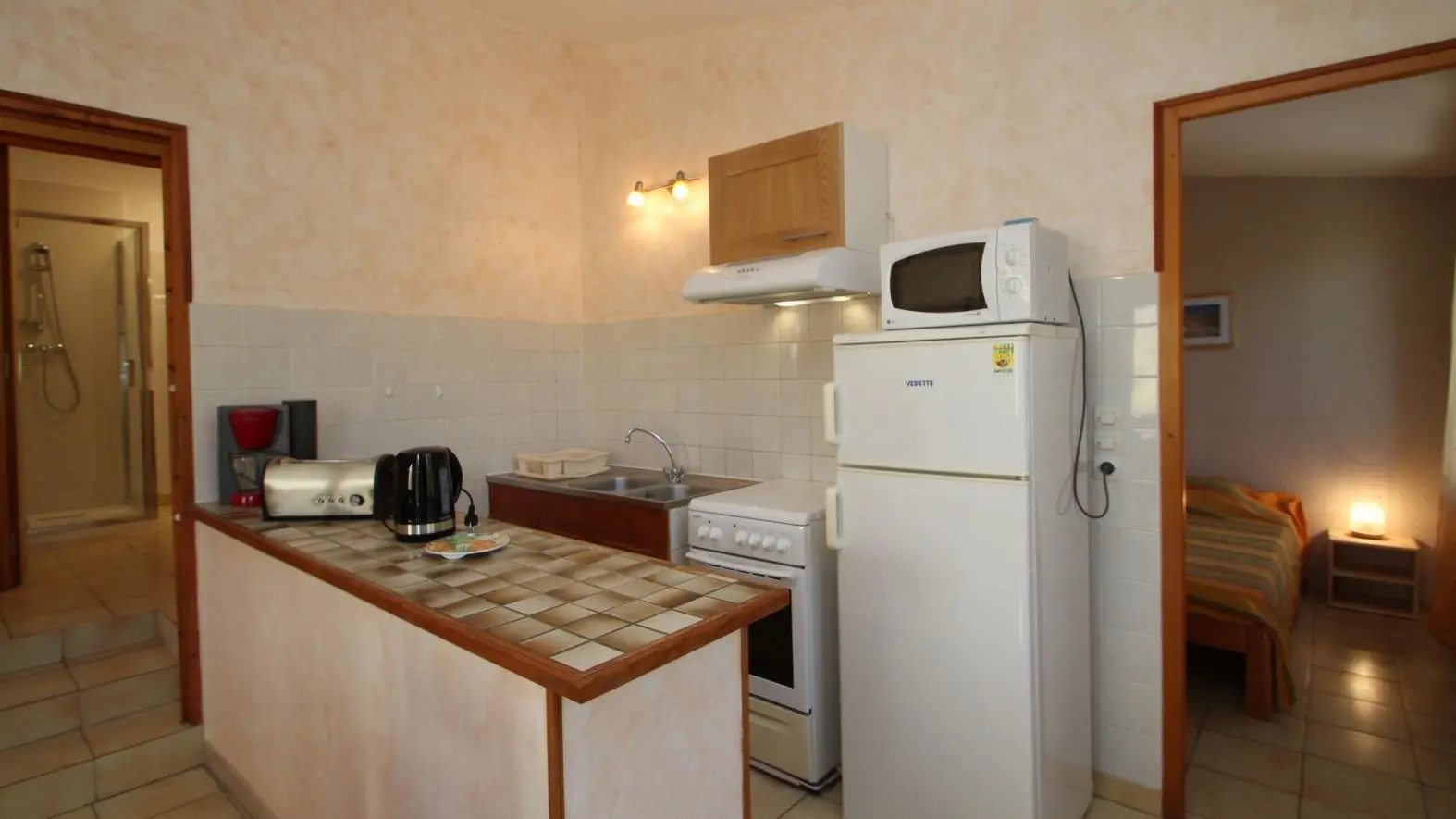 Pièce de vie spacieuse avec cuisine équipée