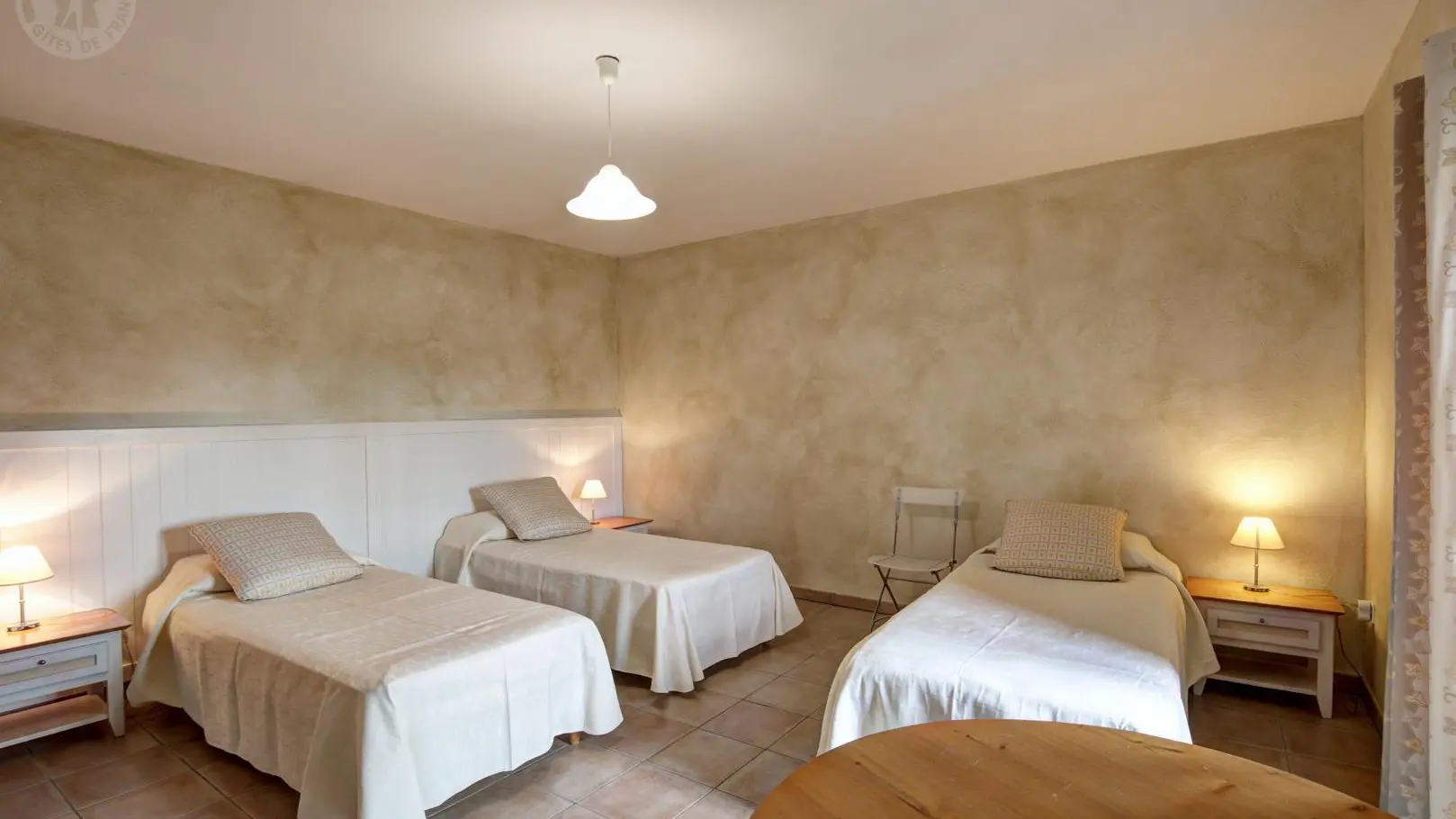 Chambre à l'étage. 3 lits 90x200 (ou 1 lit 180x200 et 1 lit 90x200).