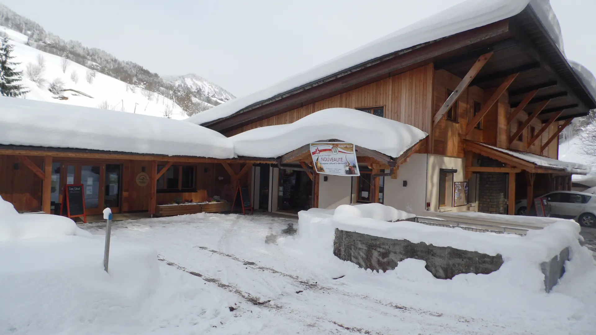 Magasin et espace culturel sous la neige