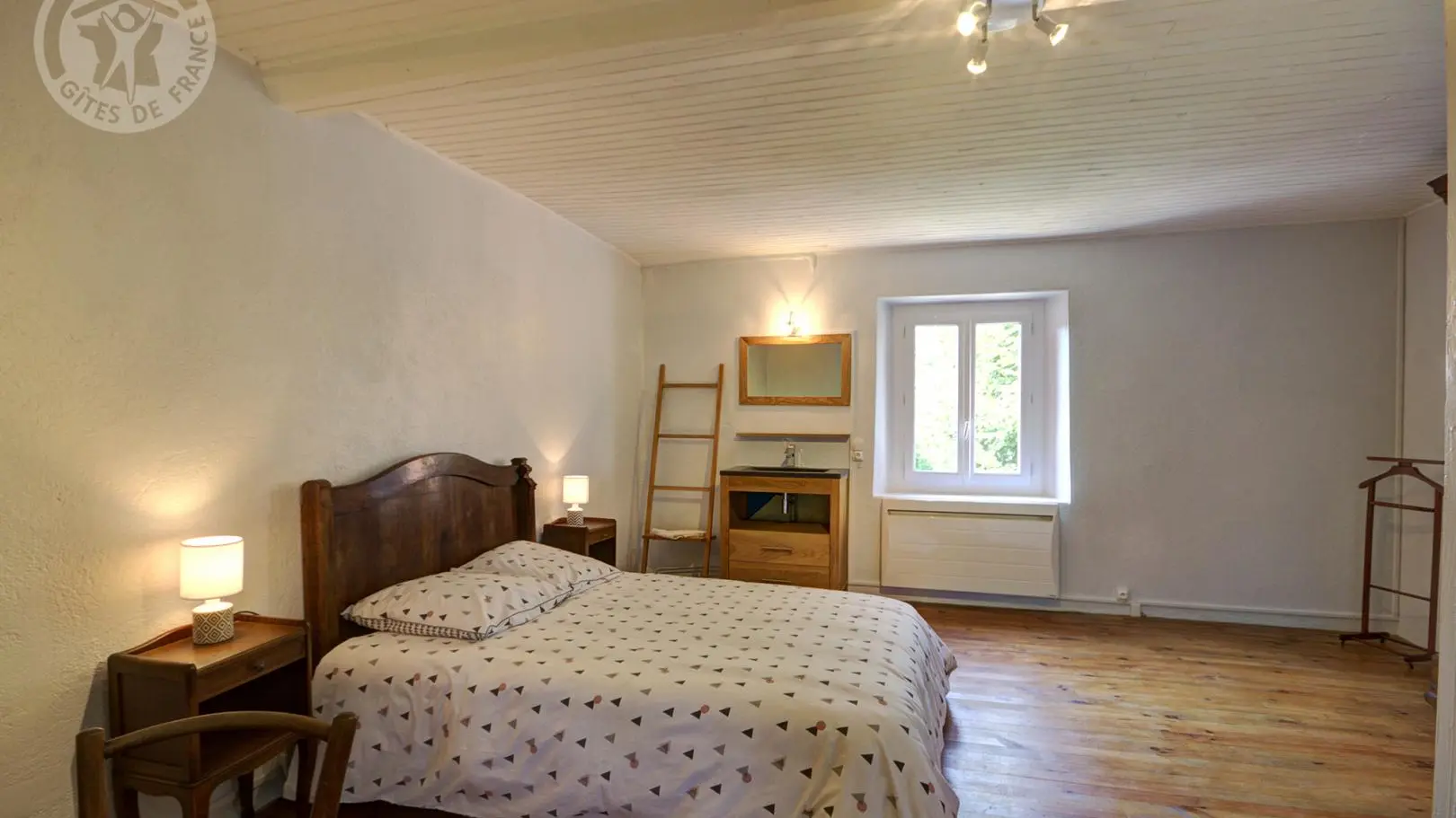 Chambre n°2 (1 lit 140) + lavabo privatif
