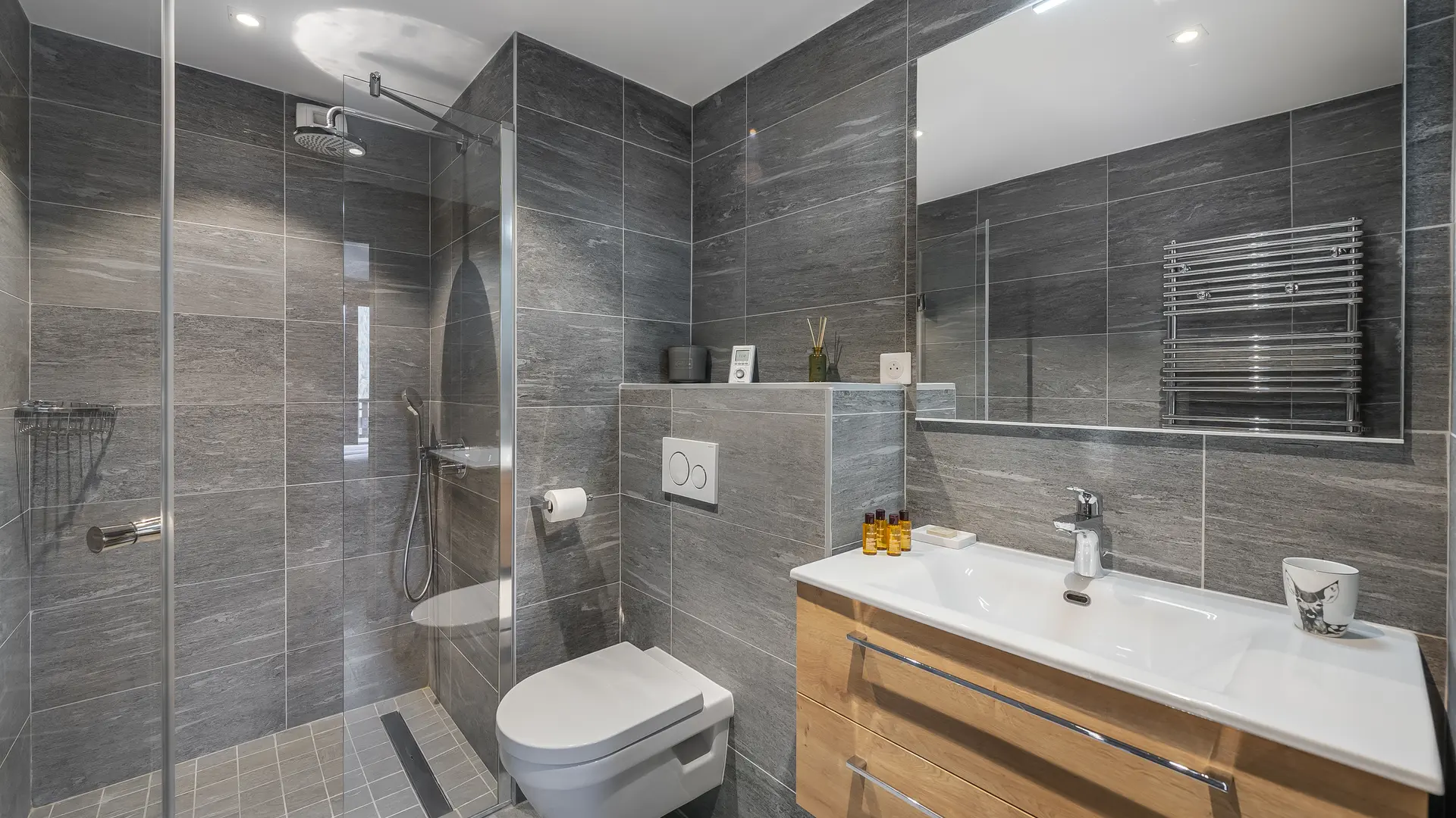 Salle bains avec douche à l'italienne, toilettes, grande vasque et son meuble , grand miroir, sèche serviettes