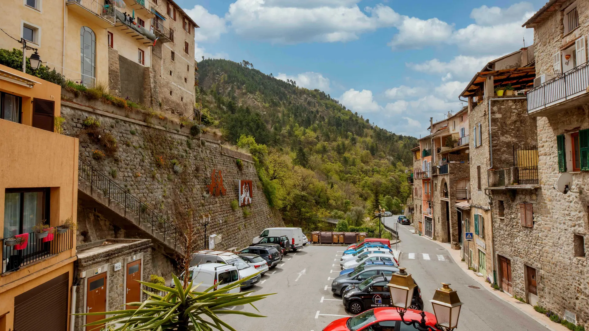 Lavande-Parking public-Lucéram-Gîtes de France des Alpes-Maritimes