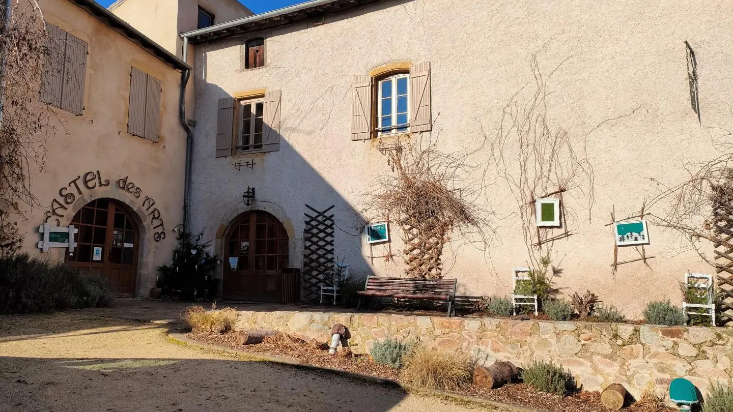 Castel des Arts : la salle d'exposition des artistes.