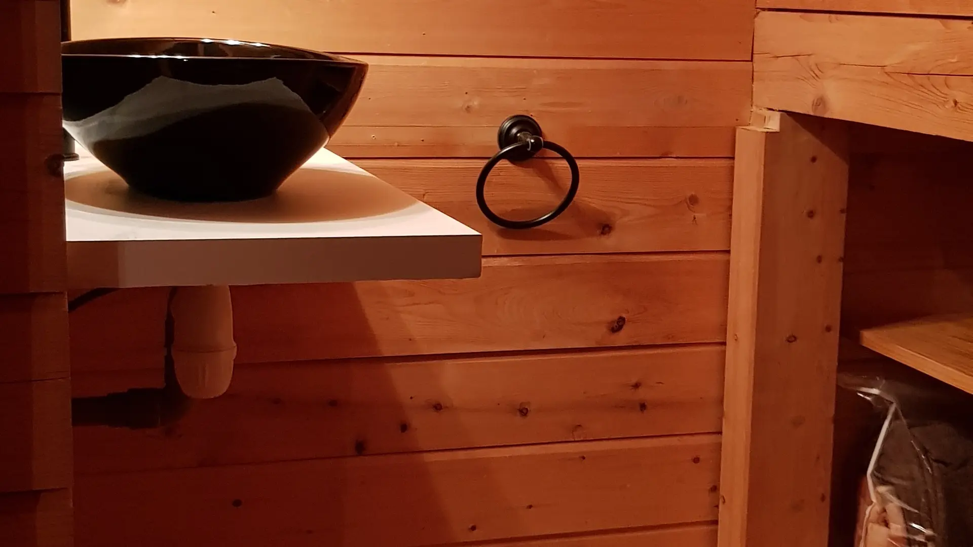 Lavabo dans la chambre