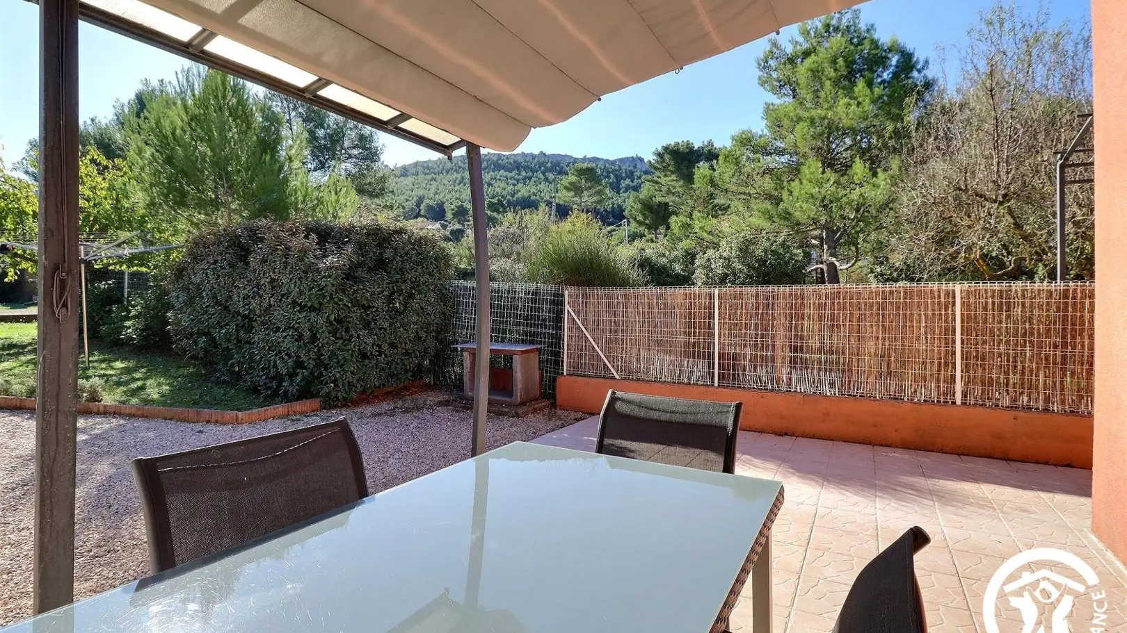 terrasse avec salon de jardin