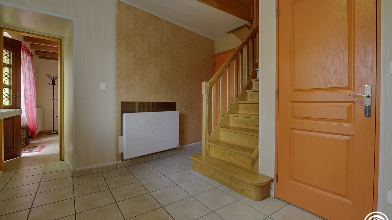 Depuis la cuisine, un accès à la salle d'eau, le séjour et un wc.