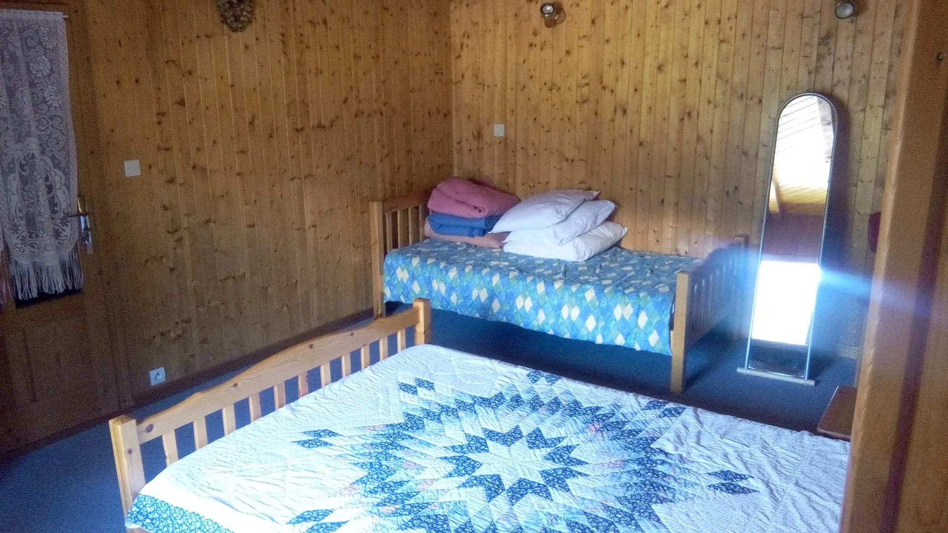 Chambre avec lit double et lit simple/Bedroom with a double bed and a single bed-Chalet Pollet-Le Grand-Bornand