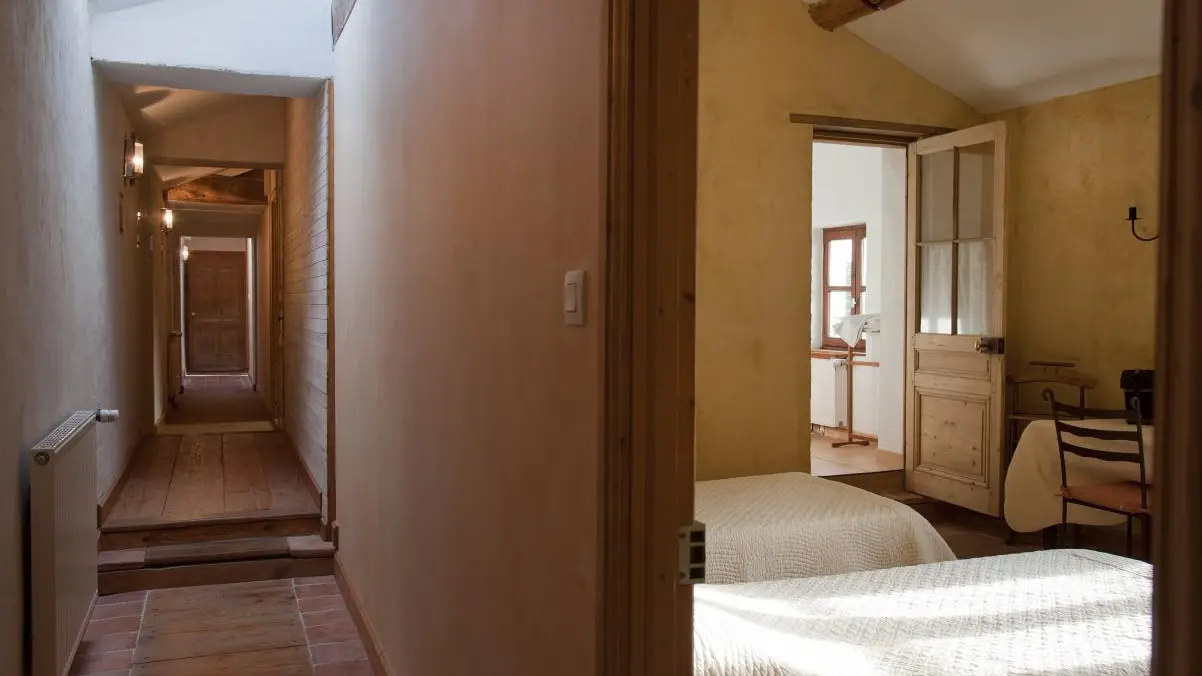 Accès au deuxième étage, couloir desservant les 4 chambres d'hôtes