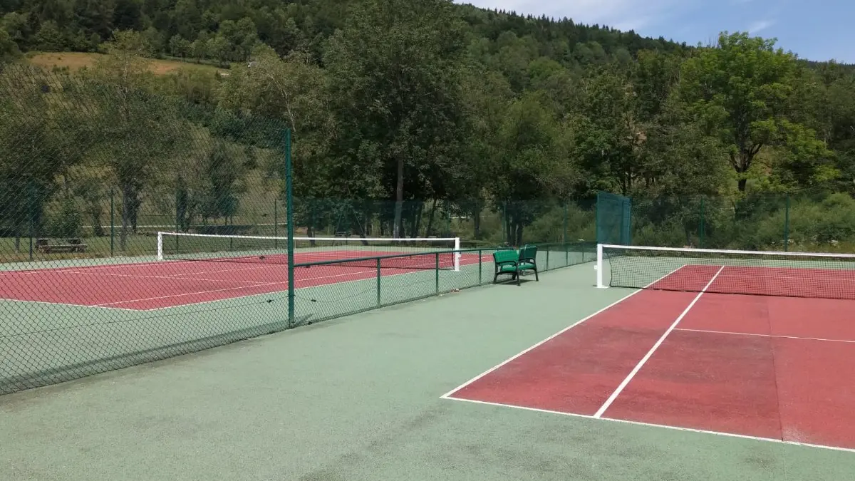 2 courts de tennis 10mn à pied de la résidence (accès libre et gratuit)
