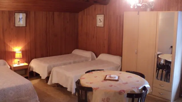 Chambre avec lits simples et table