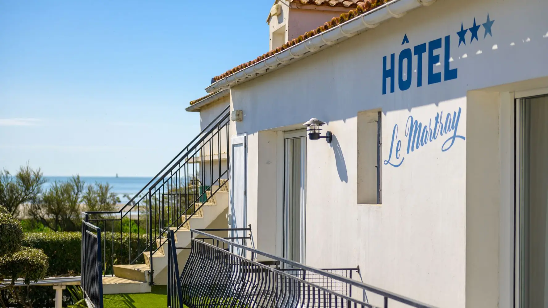 Devanture de l'hôtel Le Martray