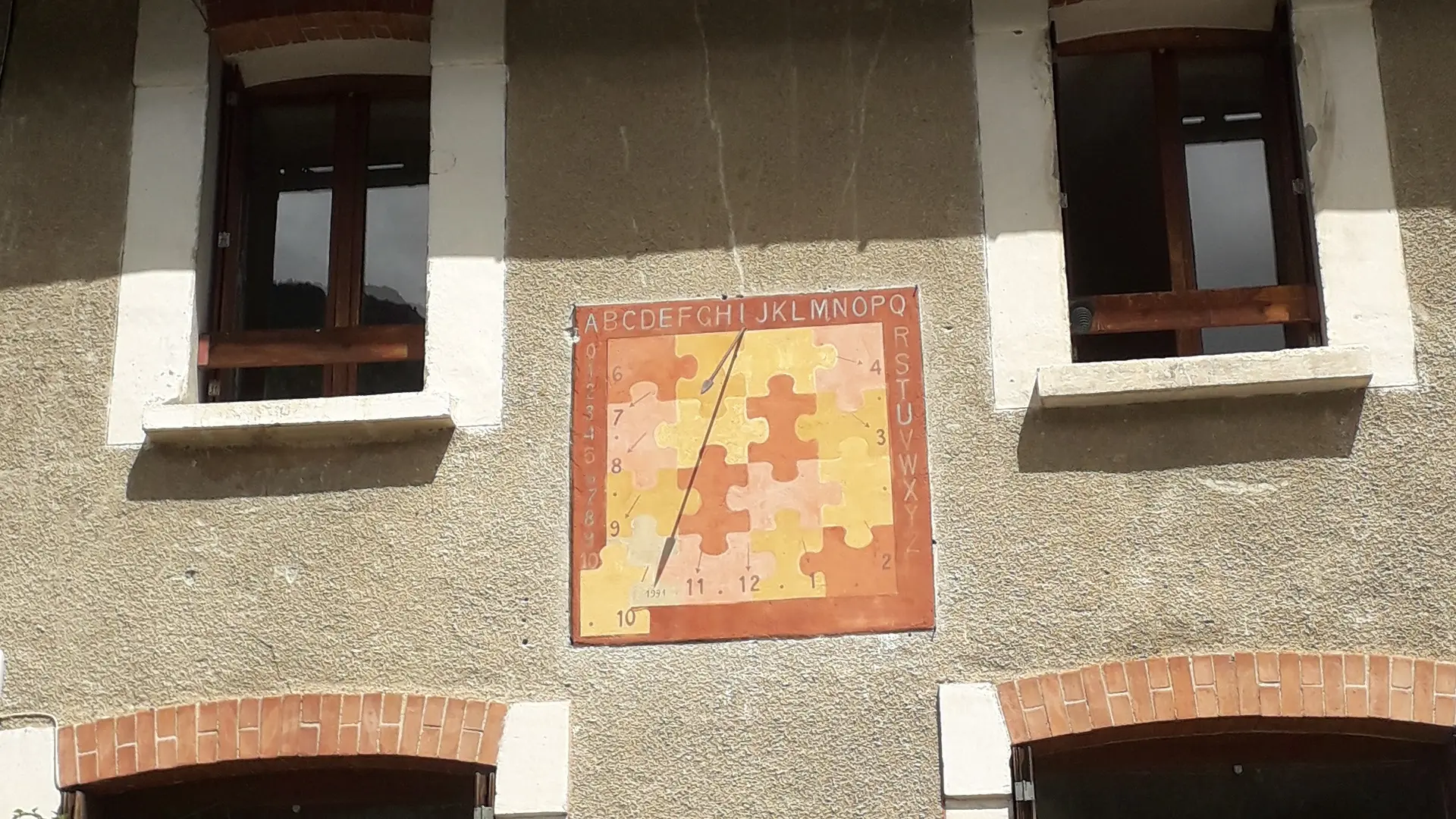 Cadran solaire de l'ancienne école de Ville Haute.