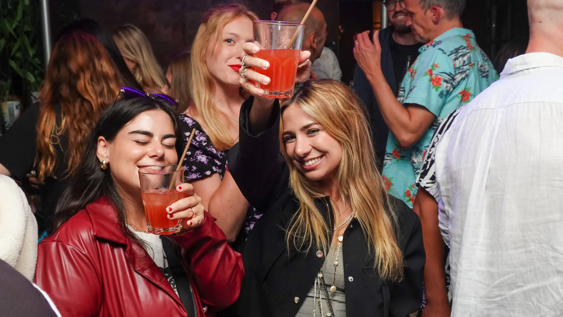 Ambiance conviviale du Yellow Pub à Nice dans le Vieux-Nice, idéale pour les rencontres, l’échange et le début de soirée sur la Côte d’Azur.