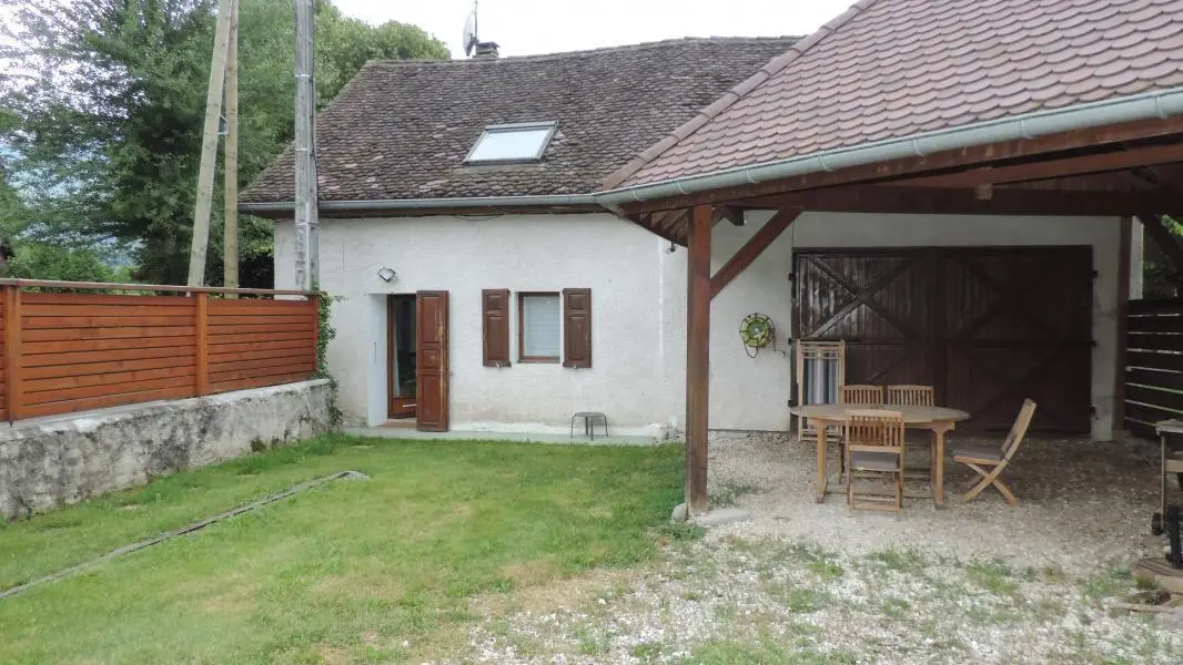 Entrée du gîte ,parking ,jardin (clos ),table ,barbecue ,transats...accès à la piscine.