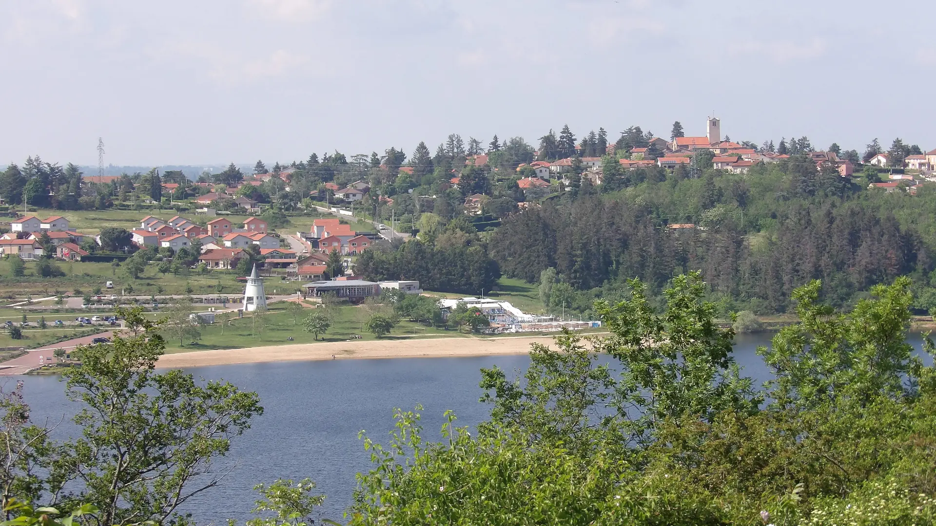 Vue sur plage et bourg de Villerest