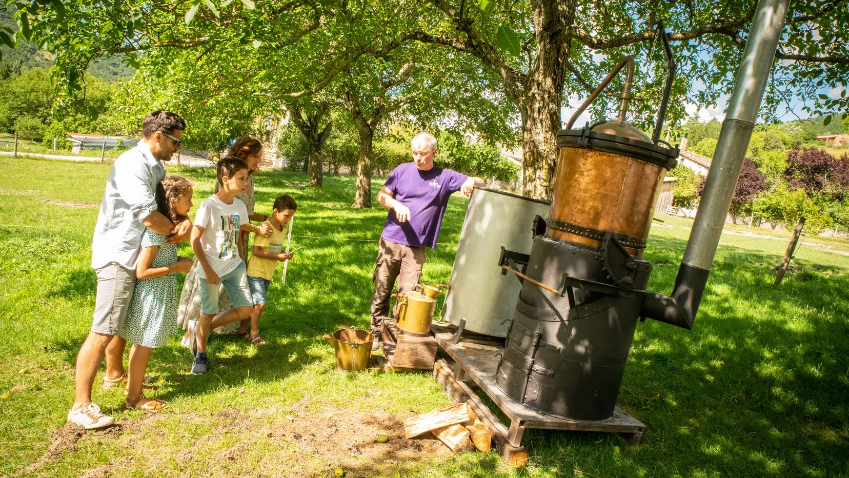 Découverte familiale des anciens alambics