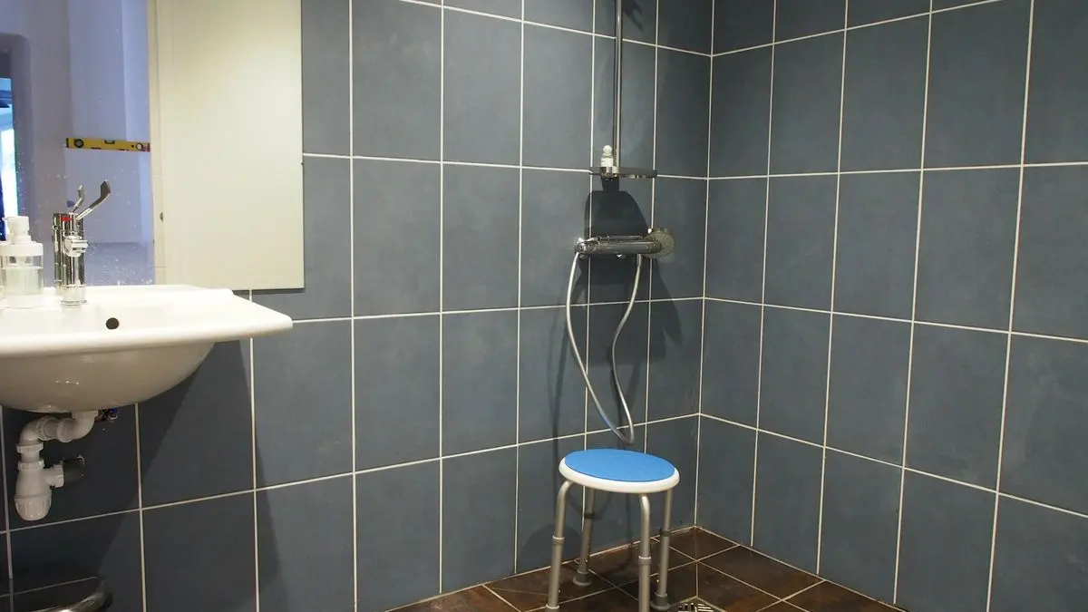 Rez-de-chaussée : salle de bain adaptée handicap PMR