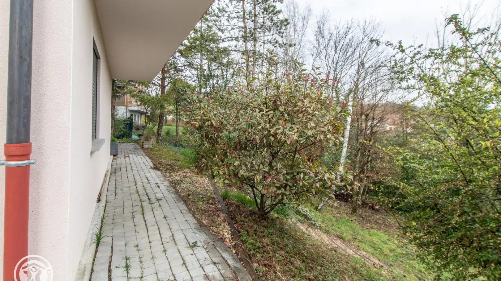 Accès vers la terasse et le jardin